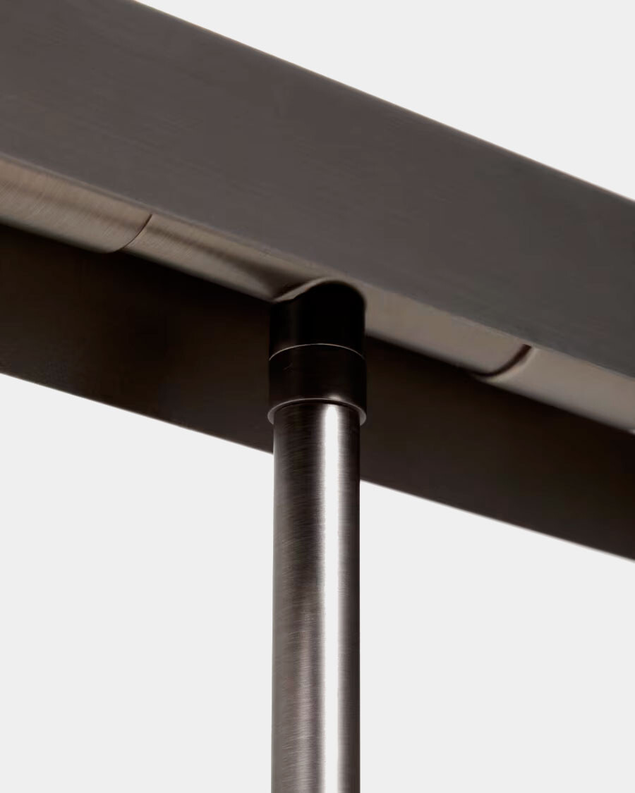 Lámpara de pie Lynor de acero cepillado con base de mármol negro