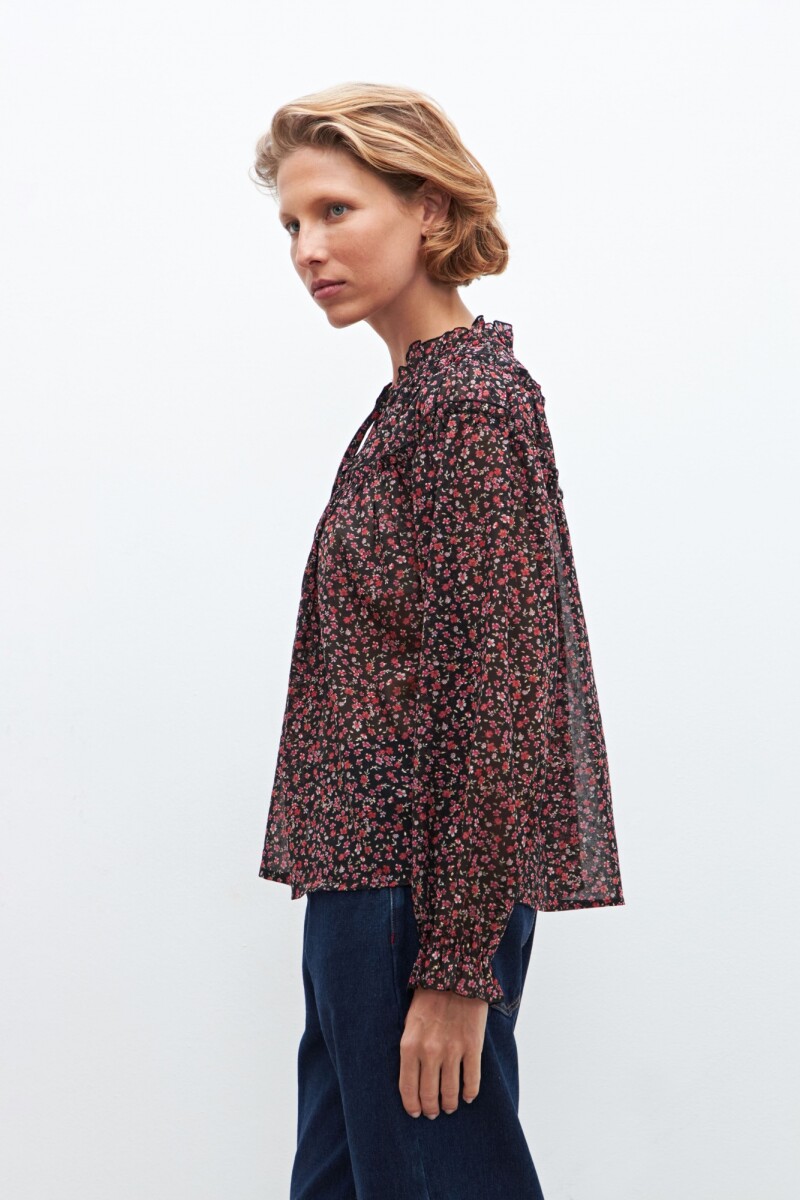 Blusa boho estampada con volados negro