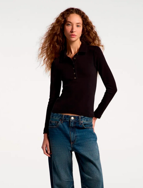 CAMISETA CON CUELLO NEGRO