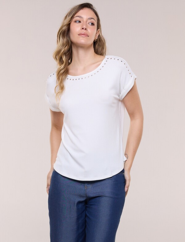 Remera Escote Con Tachas Metálicas CRUDO