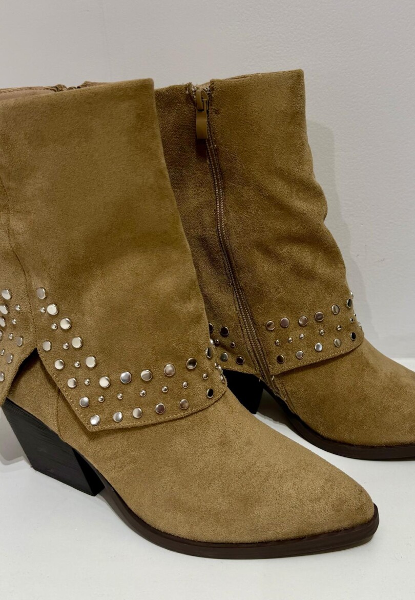 BOTA CORTA TACHA Beige