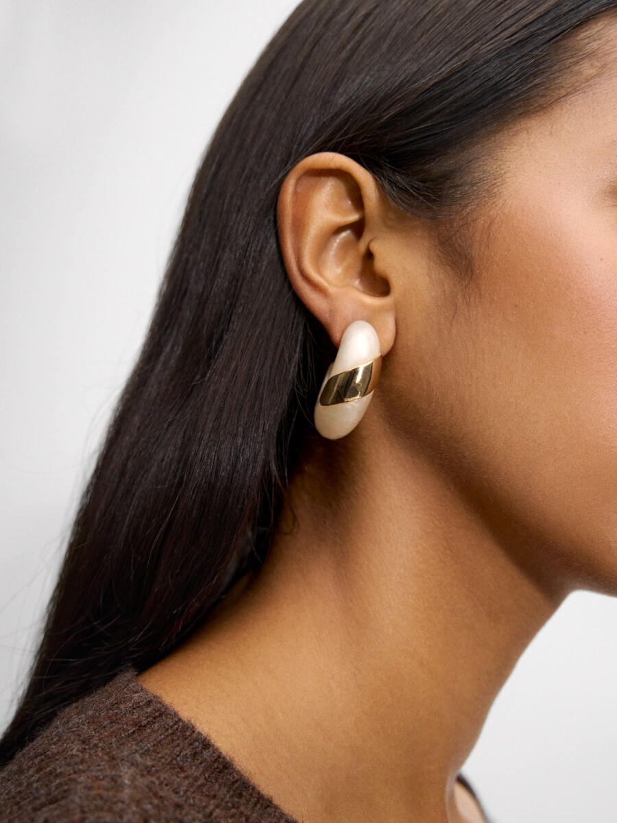 Aros Perlados Con Detalle Metálico beige