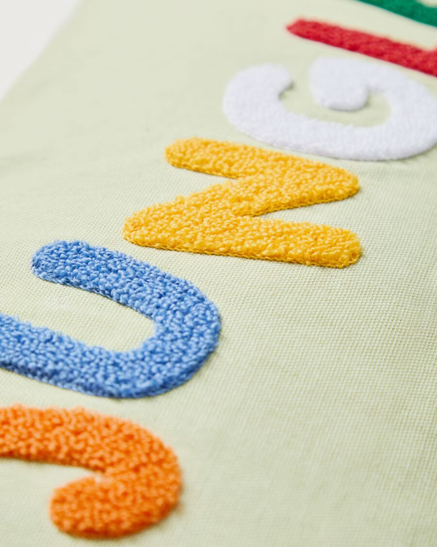 Almohadón Tandani de algodón verde de letras bordadas multicolor 30 x 50 cm Almohadón Tandani de algodón verde de letras bordadas multicolor 30 x 50 cm