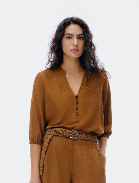 BLUSA ESCOTE V CON BOTONES MARRÓN