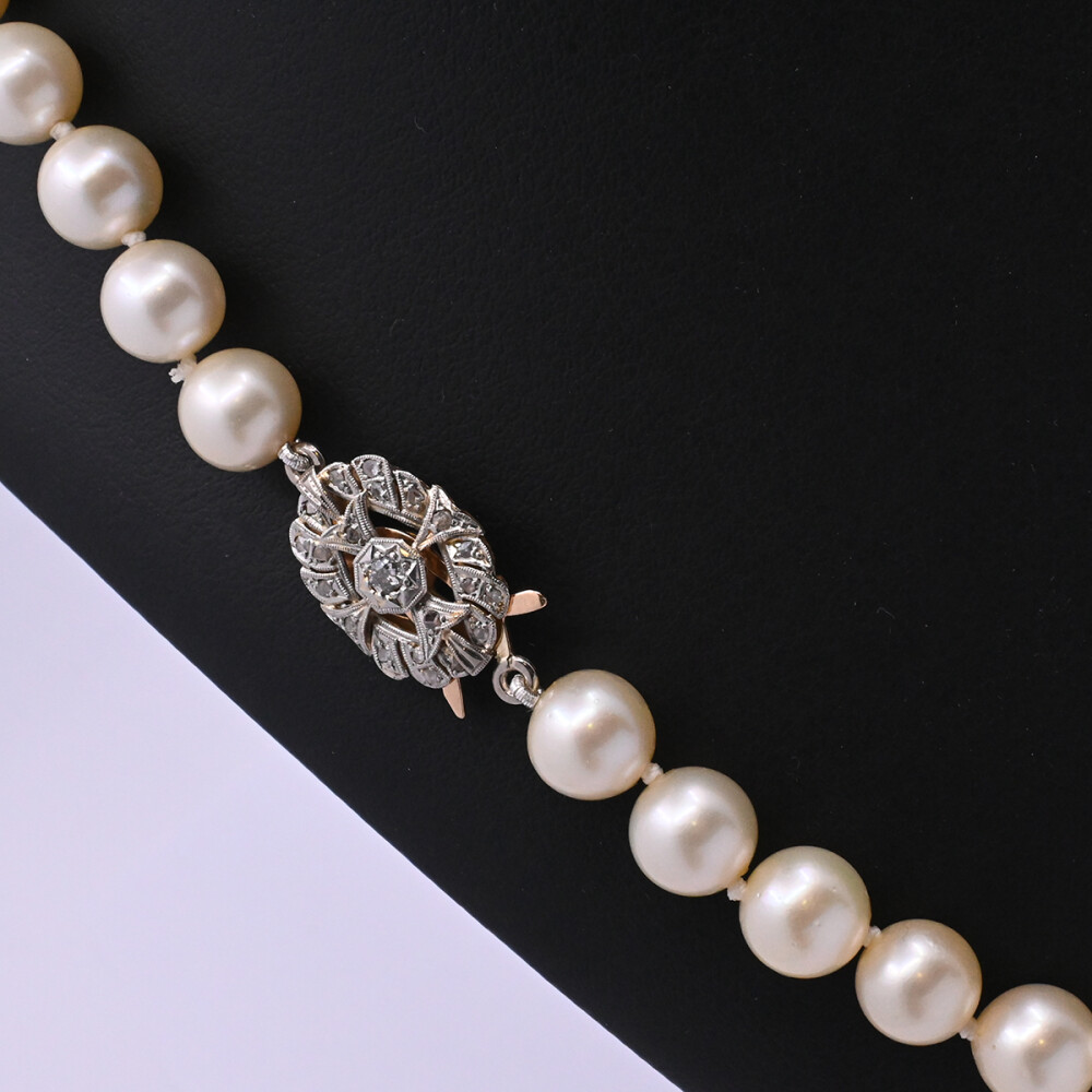 Collar perlas de cultivo y broche oro 18k 2 tonos con brillante y diamantes. Collar perlas de cultivo y broche oro 18k 2 tonos con brillante y diamantes.