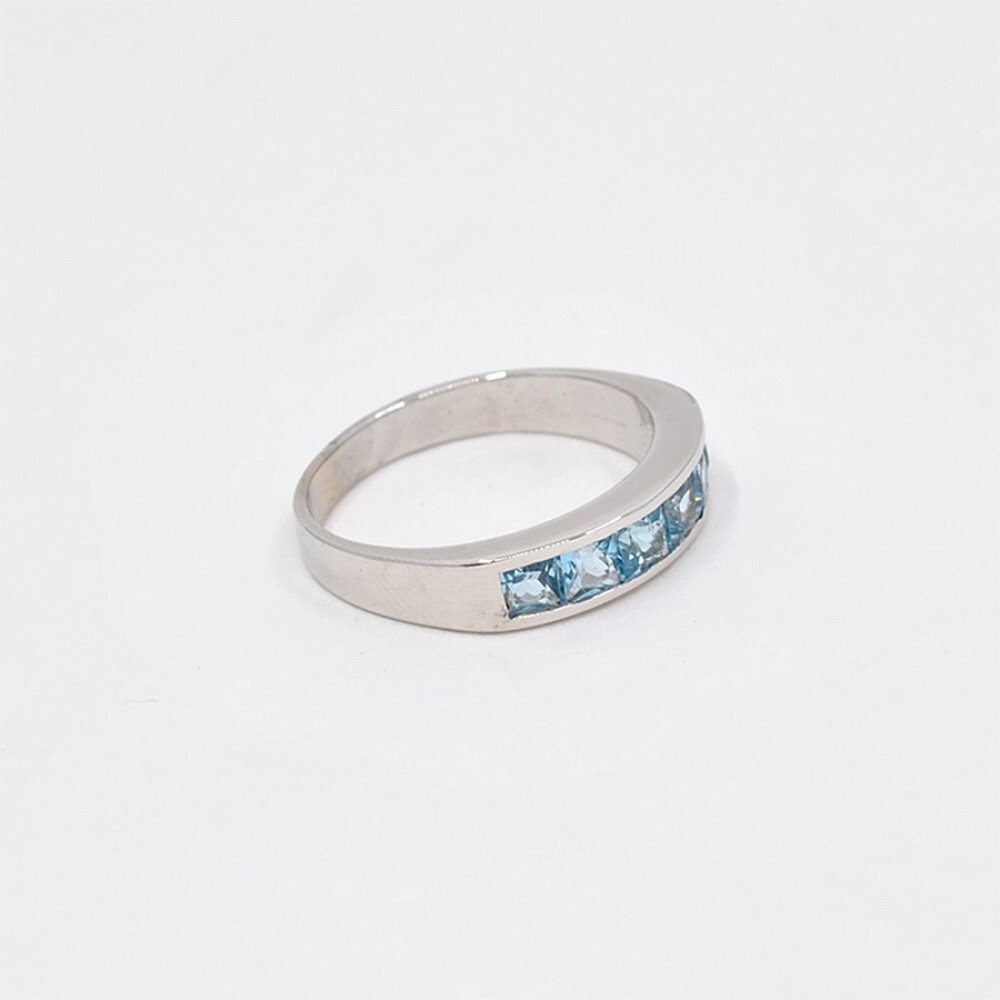 Anillo Medio Sin Fin En Oro Blanco 18K Y Topacios Anillo Medio Sin Fin En Oro Blanco 18K Y Topacios