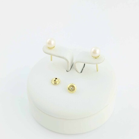 Par de caravanas oro 18ktes y perla de cultivo, 4 1/2 mm. Par de caravanas oro 18ktes y perla de cultivo, 4 1/2 mm.