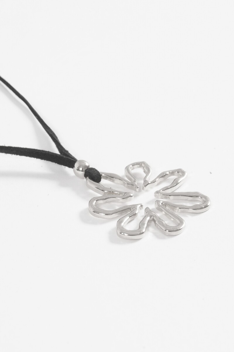 Collar cordón dije flor contorno plateado