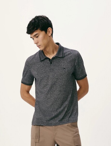 CAMISA DE CUELLO CON ESTAMPADO GRIS