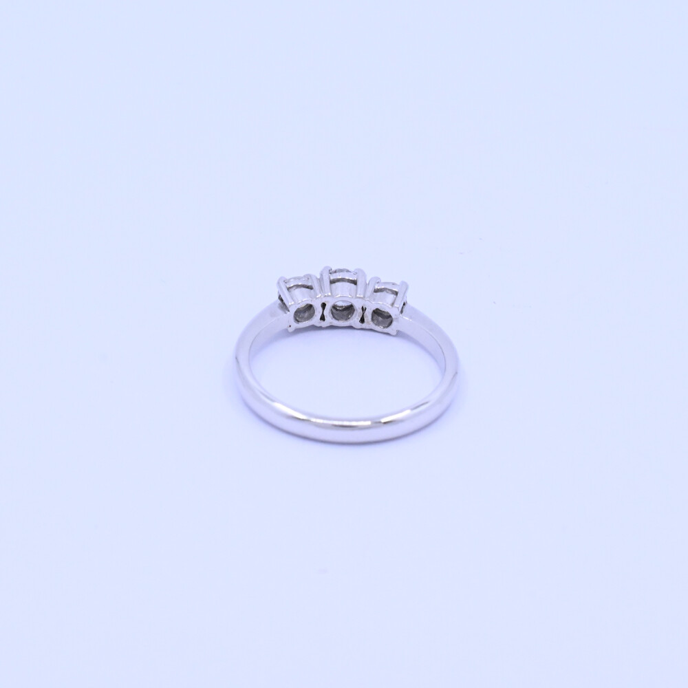 Anillo 18 k blanco con 3 brillantes engrace 4 puntas. Anillo 18 k blanco con 3 brillantes engrace 4 puntas.