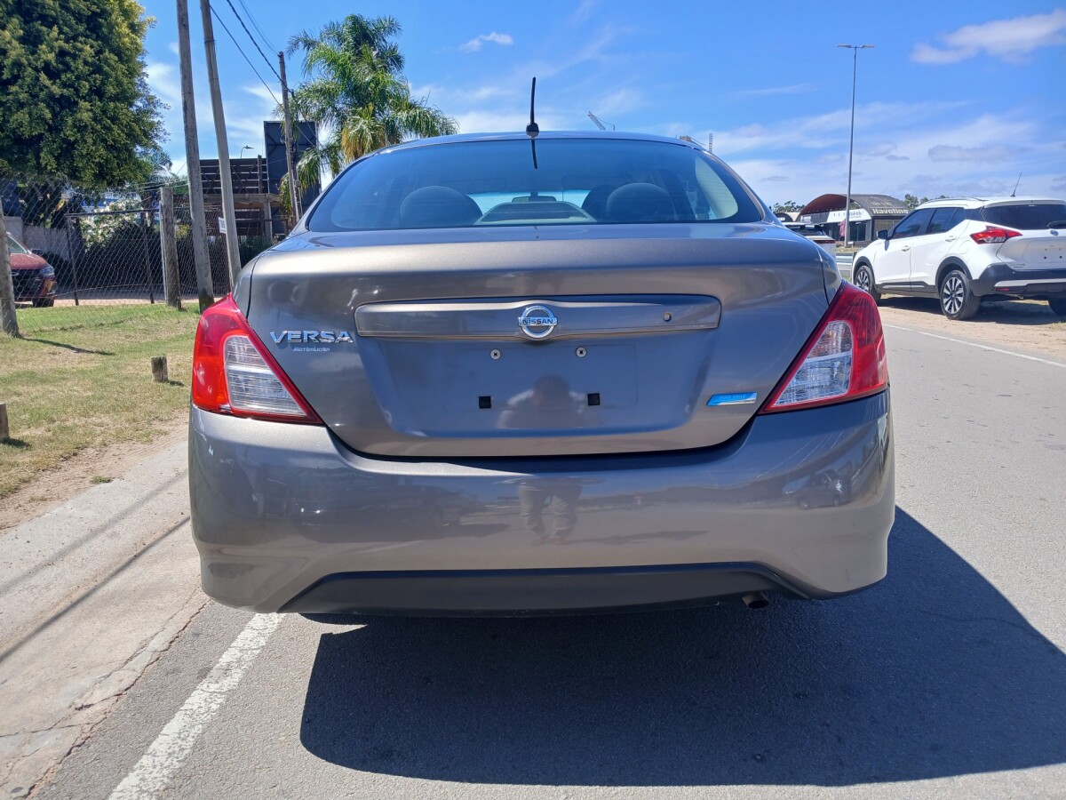 Nissan Versa Drive 1.6 Extra Full | Permuta / Financia Nissan Versa Drive 1.6 Extra Full | Permuta / Financia