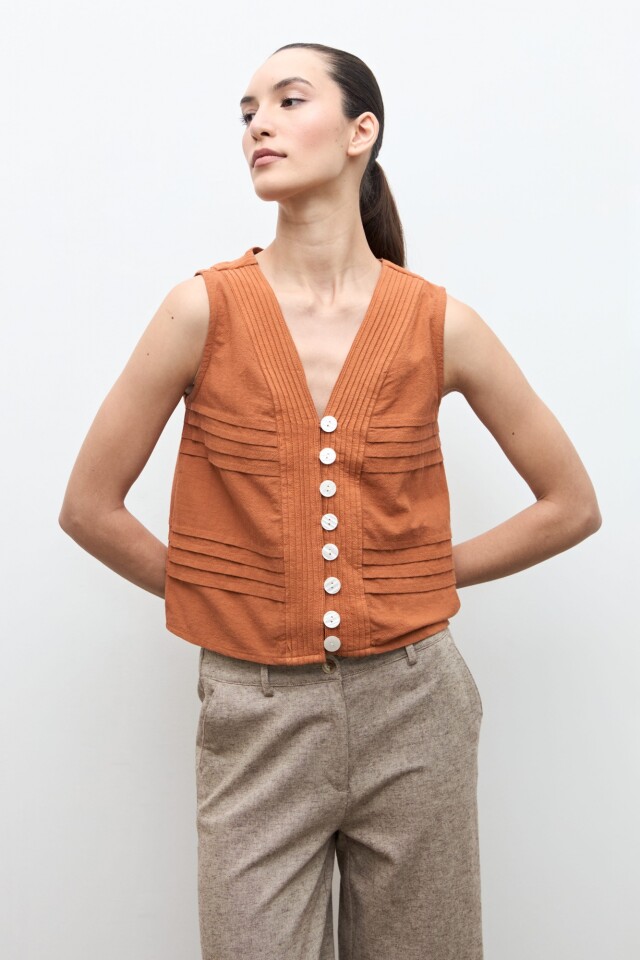 Blusa con alforzas lacre
