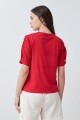 Remera con broderie rojo