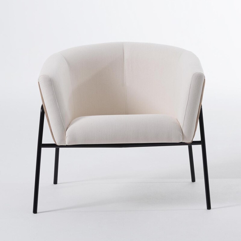 Poltrona curva - Tapizada PU camel - Asiento tela clara Poltrona curva - Tapizada PU camel - Asiento tela clara