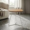 MESA LATERAL REDONDA - TAPA DE MADERA COLOR MIEL Y PIE EN METAL BLANCO MESA LATERAL REDONDA - TAPA DE MADERA COLOR MIEL Y PIE EN METAL BLANCO