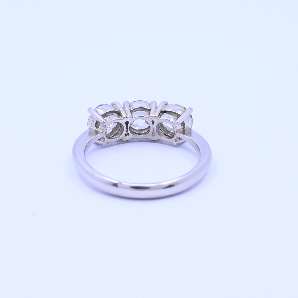 Anillo platino y 3 brillantes. Anillo platino y 3 brillantes.