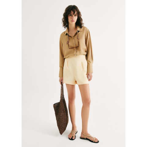 SHORTS FEM AMARELO CLARO