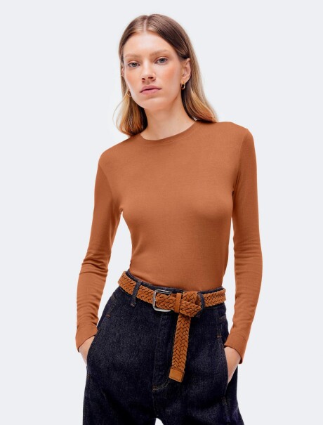 CAMISETA BÁSICA CON ELASTANO MARRÓN