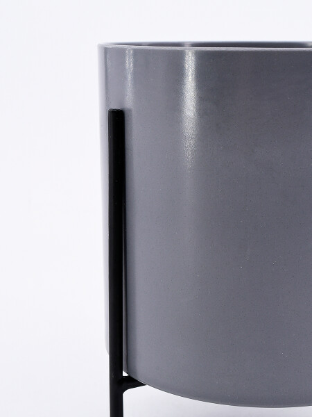 MACETA CON BASE GRIS