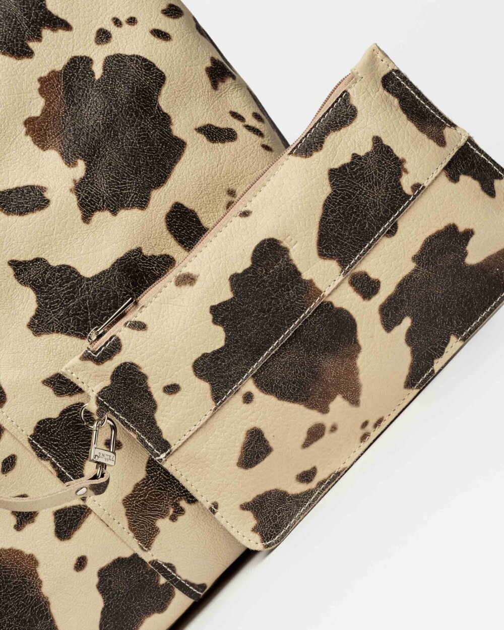 Bolso Loto En Cuero Grabado Vaca Natural