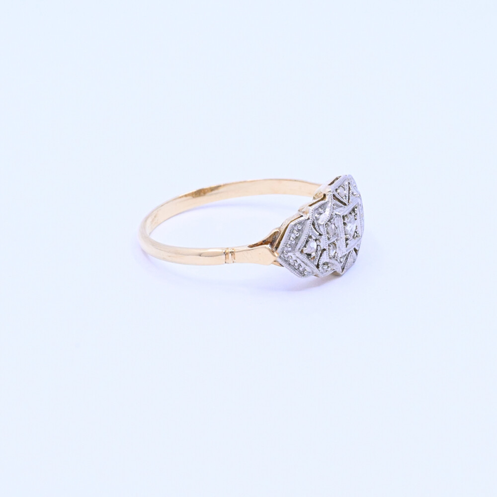 Anillo oro 18k antiguo con brillante central y diamantes. Anillo oro 18k antiguo con brillante central y diamantes.
