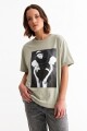 Remera m/c estampada colección Editorial VERDE OLIVA