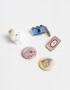 Pin Set De 5 Pins: 2 Esmaltados, 2 De Chapita Y 1 De Felpa - Combinacion Multicolor