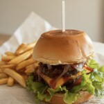 Hamburguesa Casera con Papas Fritas Hamburguesa Casera con Papas Fritas