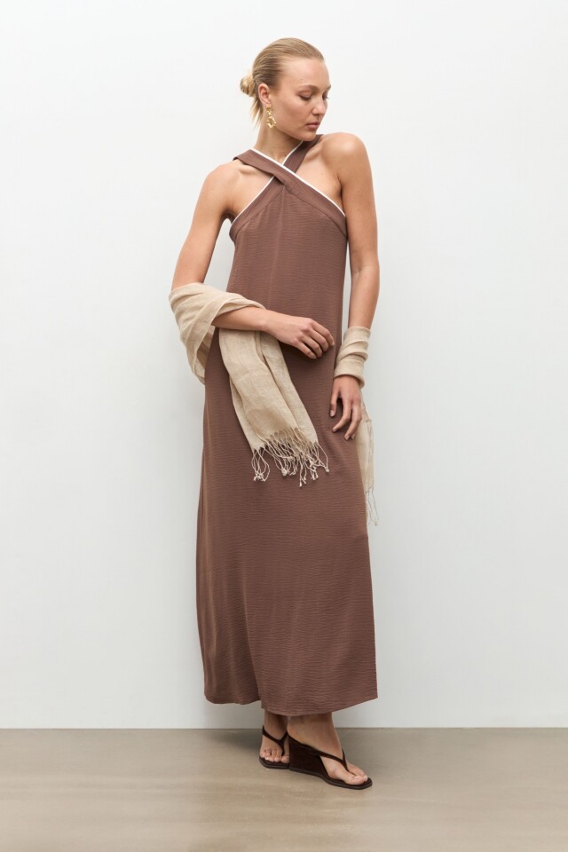 Maxi vestido halter chocolate