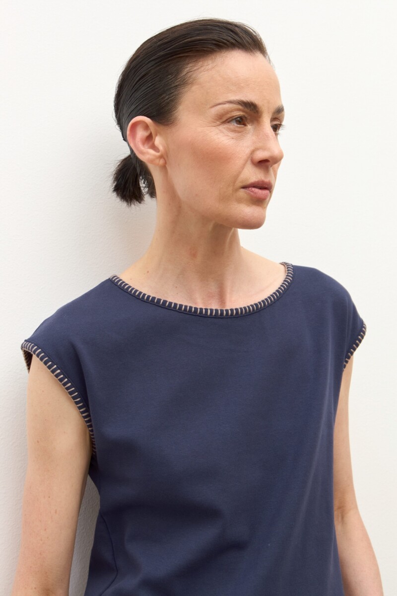 Remera con bordado azul marino