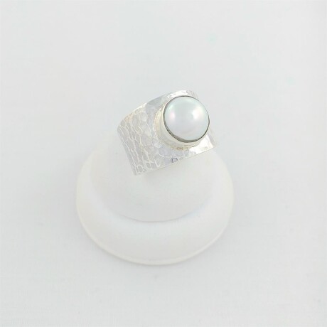 Anillo de plata 925 hecho a mano, técnica de martillado con perla de río. Anillo de plata 925 hecho a mano, técnica de martillado con perla de río.