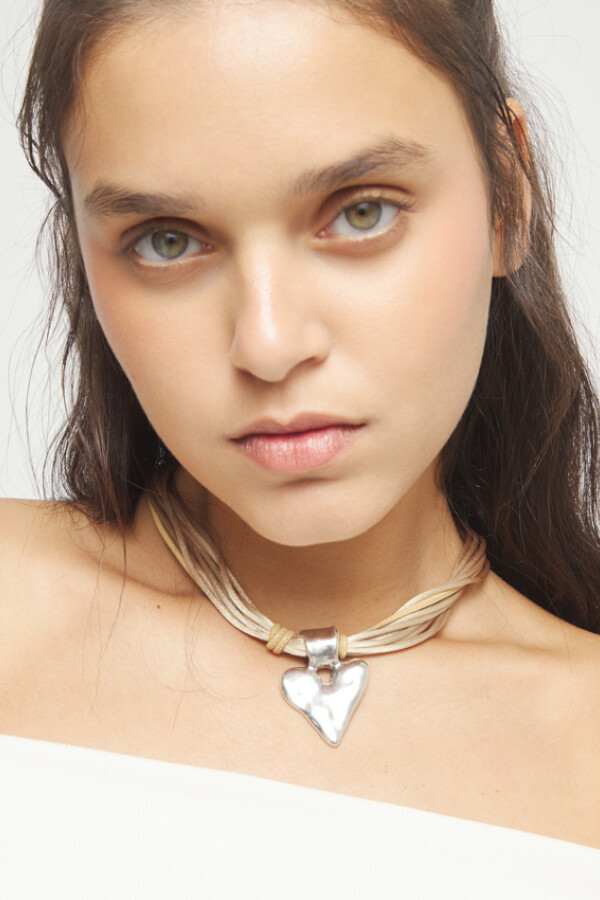 COLLAR MEZCLA DE HILO DE SEDA CON CUERO BEIGE Y DETALLE DE CORAZÓN BAÑADO EN PLATA DE LEY Colgante
