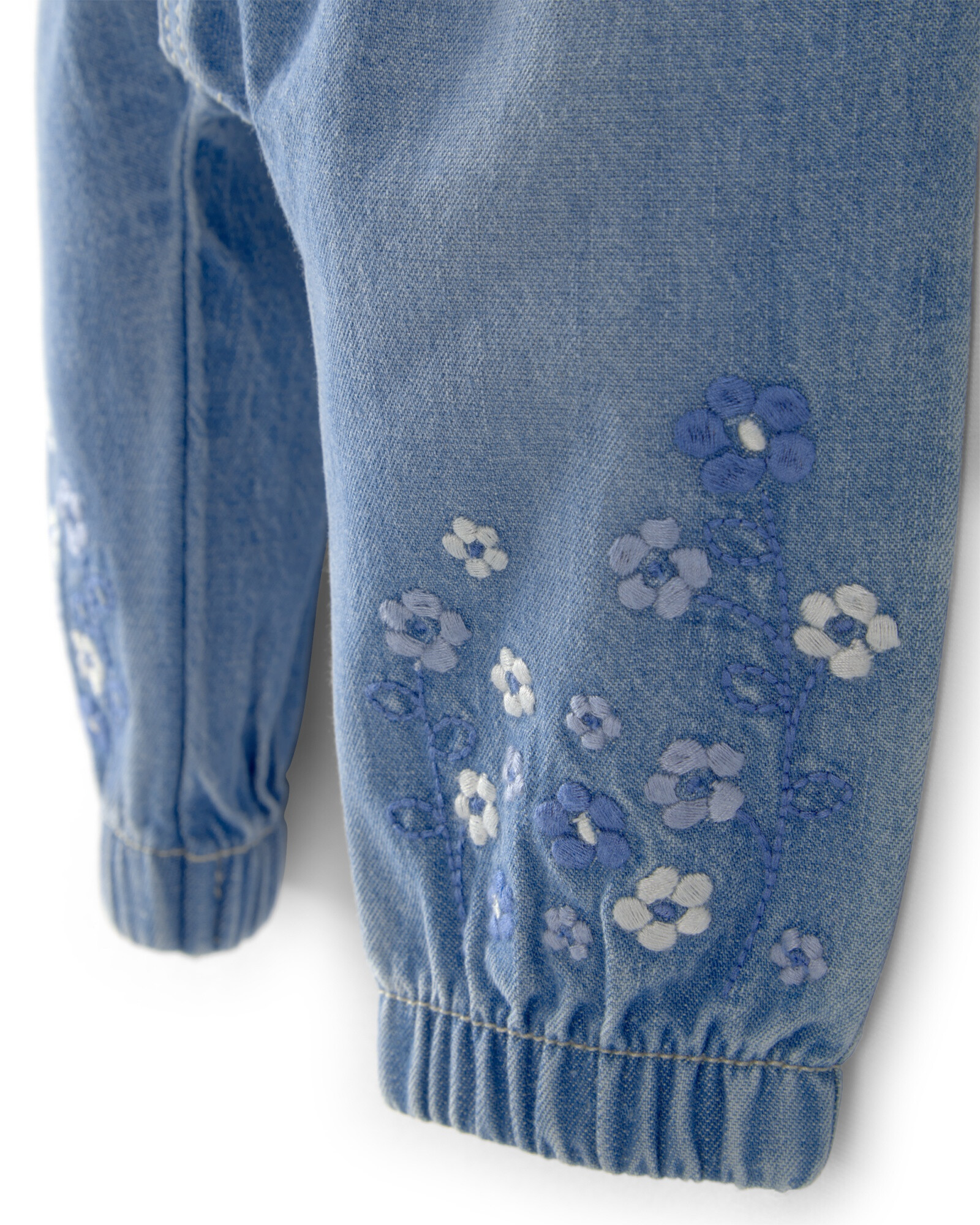 Pantalón jean con bordado floral Sin color
