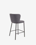 Taburete Ciselia de chenilla gris oscuro y patas de acero con acabado negro altura 65 cm