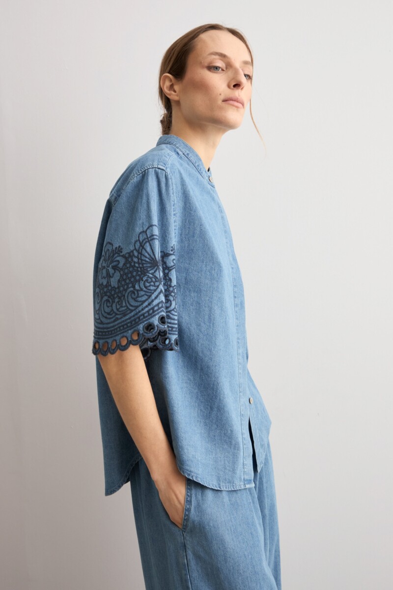 Camisa de jean bordada jean medio