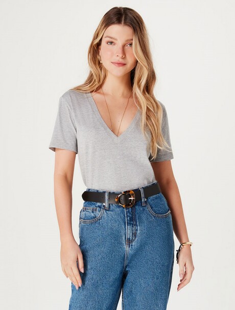 CAMISETA BÁSICA CUELLO EN V GRIS