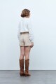 Short simil gamuza con cinto beige