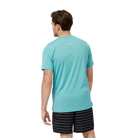 Remera New Balance de hombre -Graphic Accelerate- MT23224FAD CELESTE