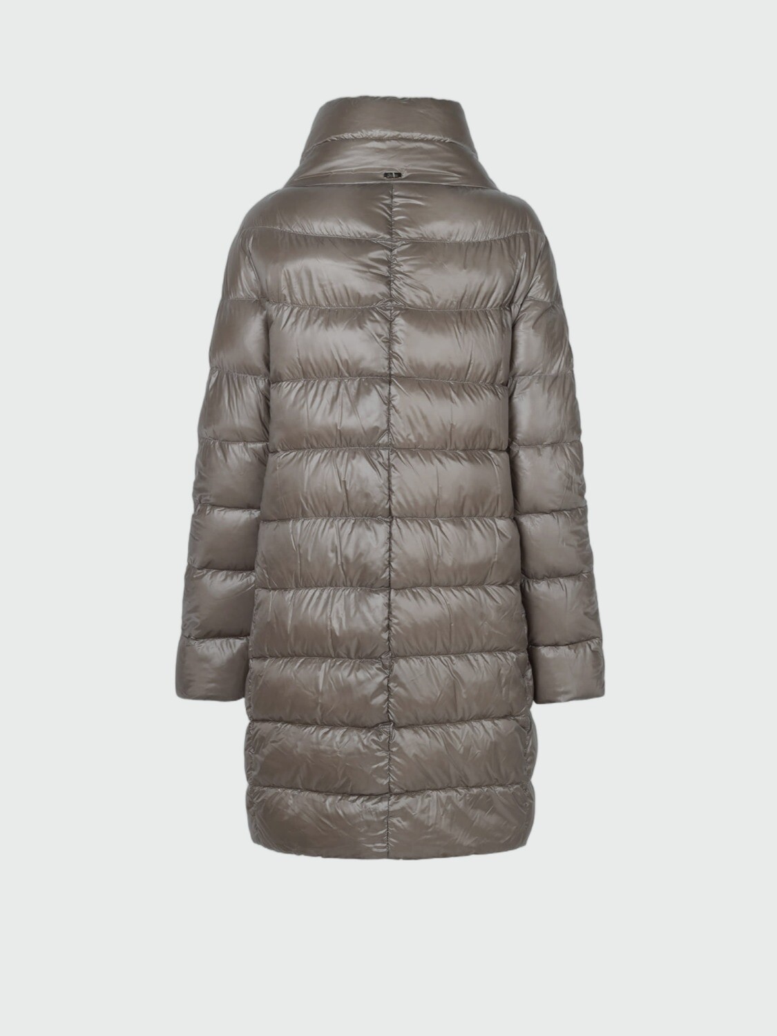 Herno - Campera de corte recto confeccionada en nylon ultraligth. Dora Caqui