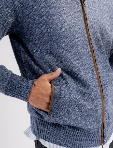 Campera tejida jaspeada azul