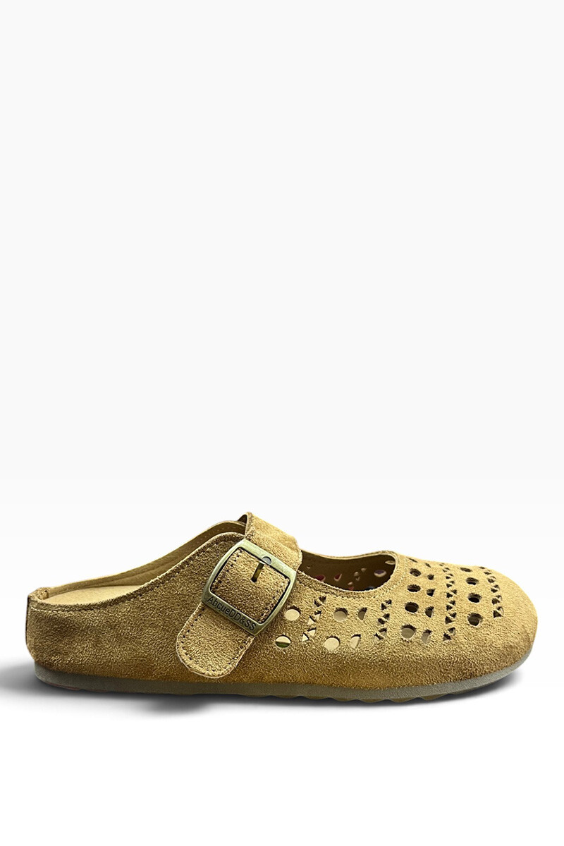 Zueco calado con hebilla BT405 Camel
