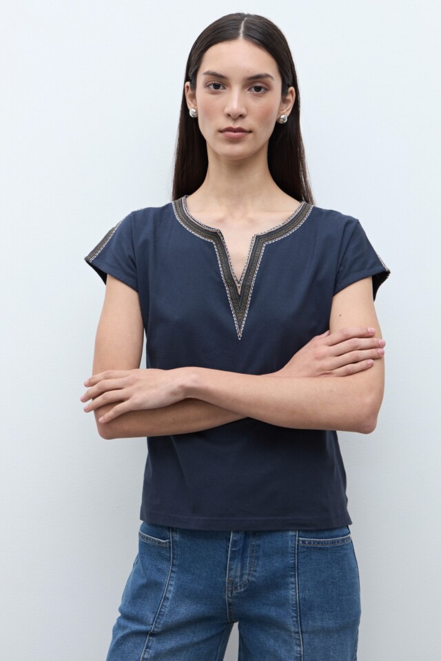 Remera escote V con bordados azul marino