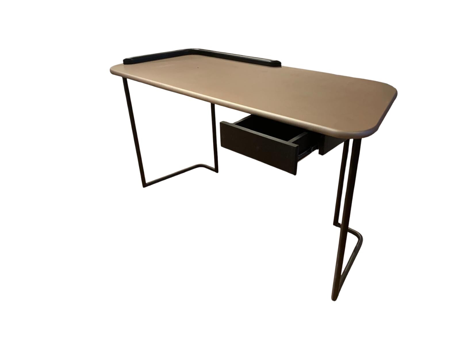 ESCRITORIO 1 CAJON TAPA MADERA CHOCOLATE SUAVE PATAS EN HIERRO LAQUEADAS EN NEGRO 