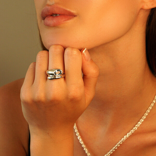 Anillo Ivy de plata 925 con topacio azul. Anillo Ivy de plata 925 con topacio azul.