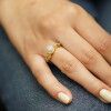 Anillo Malena de oro amarillo 18k con perlas de cultivo y ocho brillantes Anillo Malena de oro amarillo 18k con perlas de cultivo y ocho brillantes