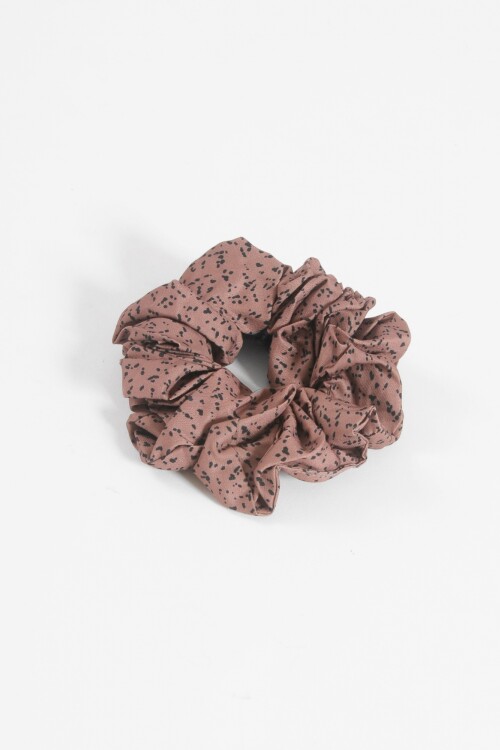 Gomita scrunchie manchas marrón
