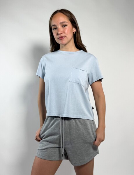 Remera con bolsillo Caro Celeste