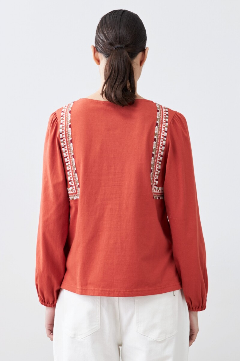 Remera boho con bordados lacre