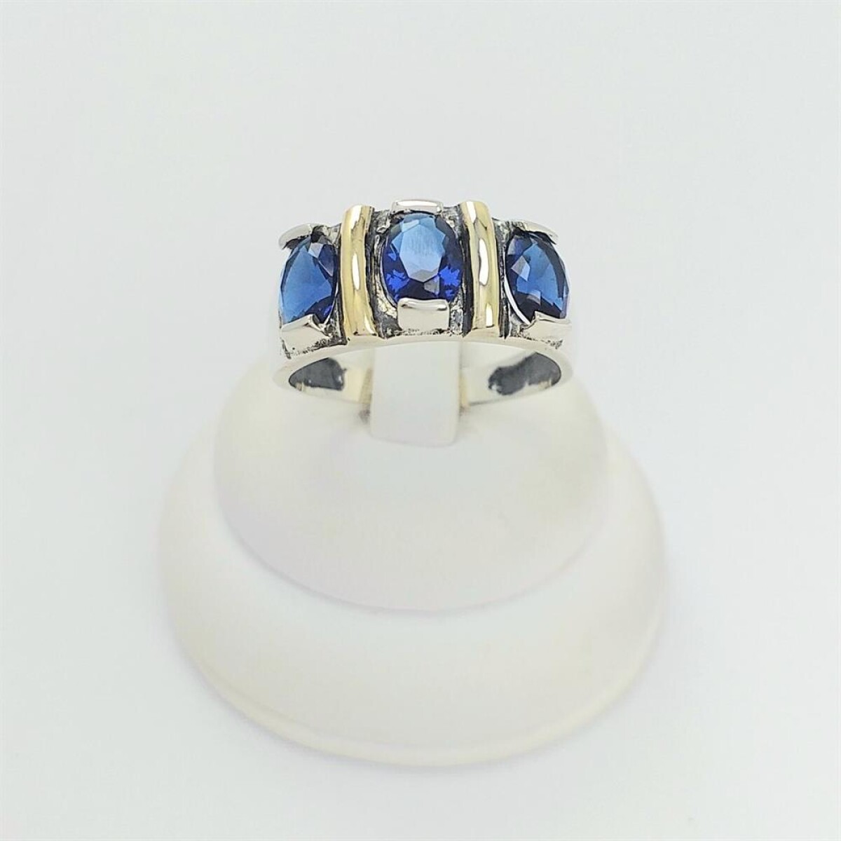 Anillo de plata 925, con 3 circonias ovales imitación zafiro azul y trabas en double de oro 18 ktes. 