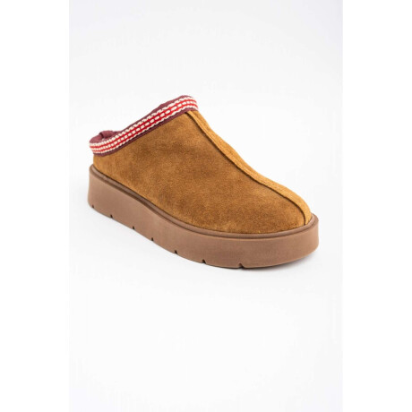 Zueco Gamuza Con Guarda Bordada Camel